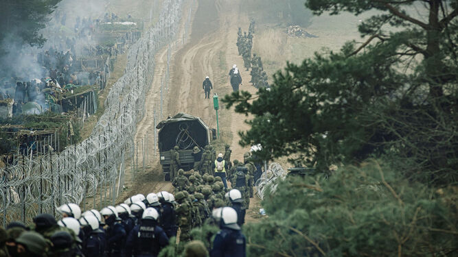 Policías y militares polacos protegen la frontera con Bielorrusia.