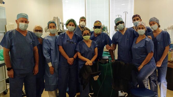 Equipo mulitidisciplinar de profesionales de la Unidad de Cirugía Mayor Ambulatoria, en el Bloque Quirúrgico del Hospital El Tomillar, con la jefa de sección de Cirugía en el centro, la doctora Lourdes Gómez Bujedo.