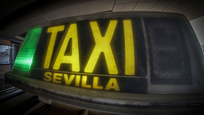 Indicador luminoso de un taxi de Sevilla.