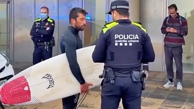 Captura del vídeo en el que identifican al surfista
