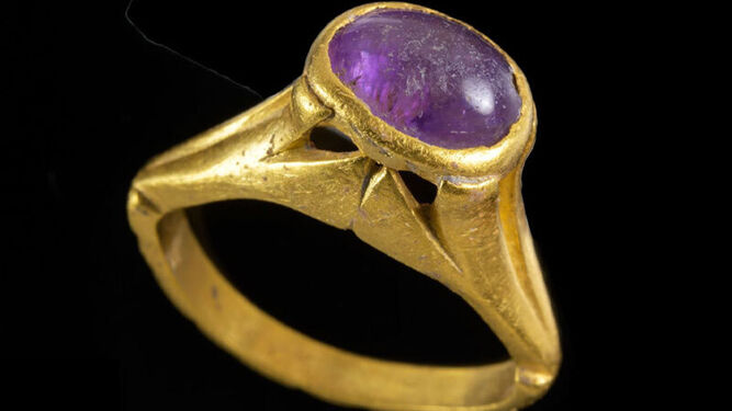 Imagen del anillo de oro y amatista hallado