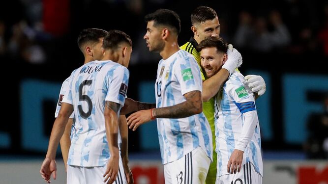 Messi celebra con sus compañeros la victoria ante Uruguay