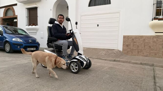 Ildefonso de la Cruz en su silla de ruedas motorizada.