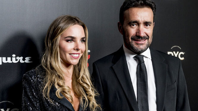 Helena Condis, con Juanma Castaño, en el 'photocall' de los premios de la revista 'Esquire'.
