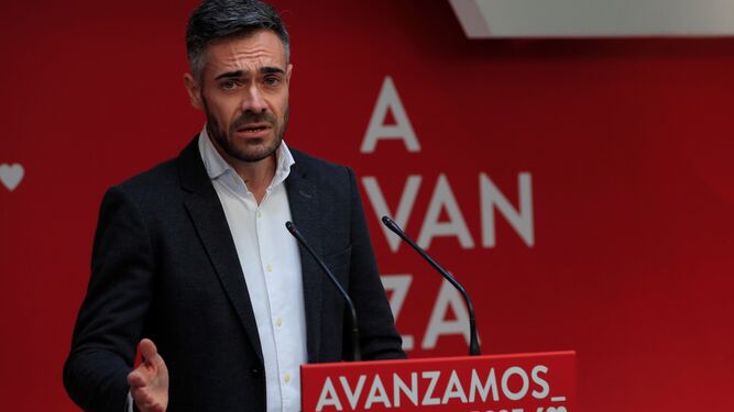 El portavoz adjunto del PSOE en el Congreso, Felipe Sicilia, en rueda de prensa este lunes.