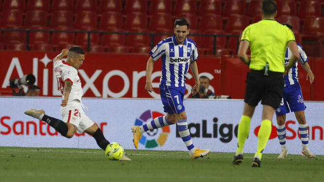 El Papu Gómez dispara a puerta para hacer el 1-0 del último Sevilla-Alavés.