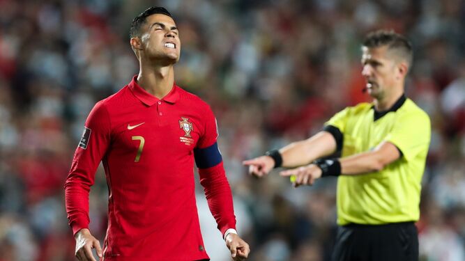 El portugués Cristiano Ronaldo se lamenta en un partido de la fase de clasificación.