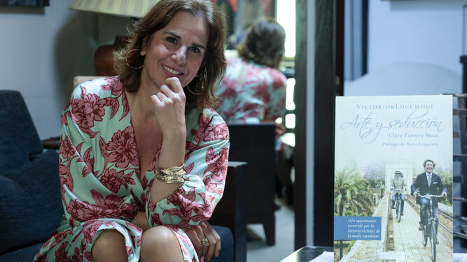 Clara Zamora, junto al libro que ha escrito sobre los diseñadores Victorio y Lucchino.