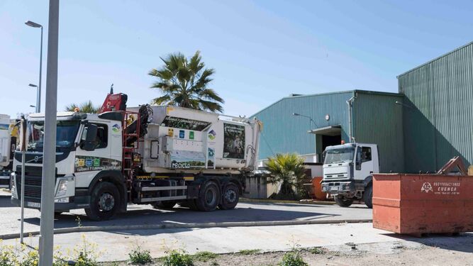 Camiones en la planta del Consorcio de Medio Ambiente Estepa-Sierra Sur.