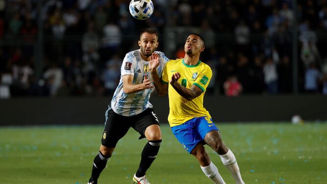 Pezzella disputa el balón con el brasileño Gabriel Jesús.