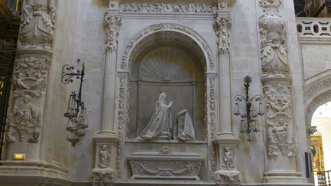 El sepulcro de Alfonso X en la Capilla Real de la Catedral.