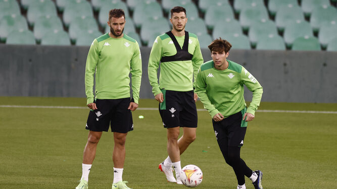 Pezzella y Guido observan a Miranda en un entrenamiento en el estadio.