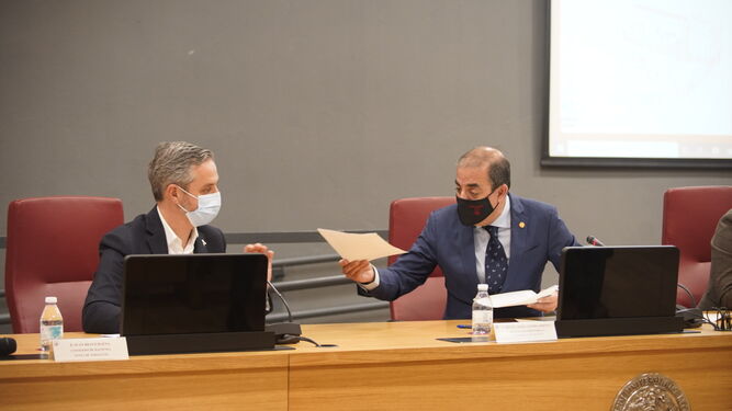 Juan Bravo y Miguel Ángel Castro durante la conferencia celebrada en Económicas y Empresariales.