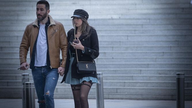 Una pareja pasea por el centro de Sevilla.
