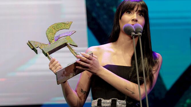 La cantante Aitana recibe el Premio Ondas al Fenómeno Musical del año.