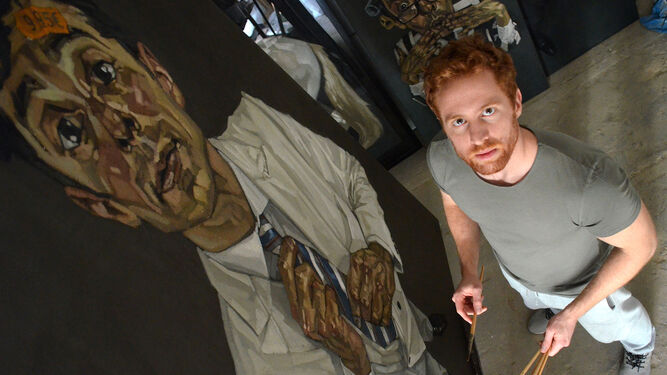 Diego Cerero Molina con uno de sus retratos de la serie 'Romper en caso de emergencia', que puede verse en la Galería Zunino.