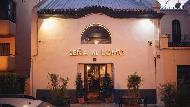 Exterior del restaurante del Porvenir Leña al Lomo, el primero de España en aceptar Bitcoin como forma de pago.