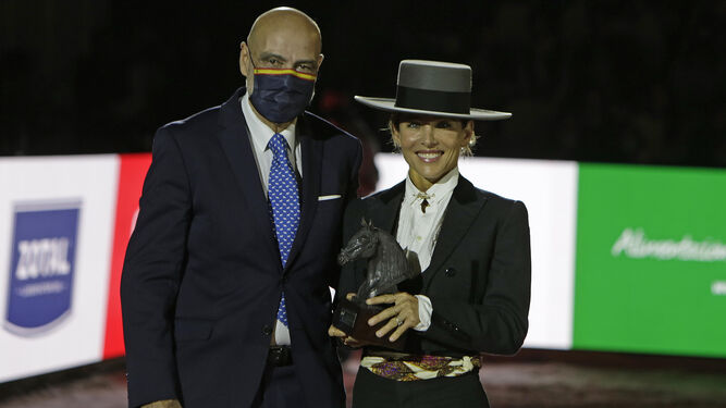 José Juan Morales, presidente de Ancce, entrega el Premio PRE a Elsa Pataky.