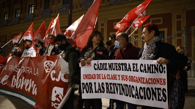 Algunos de lo concentrados en San Telmo en apoyo de la huelga del metal.