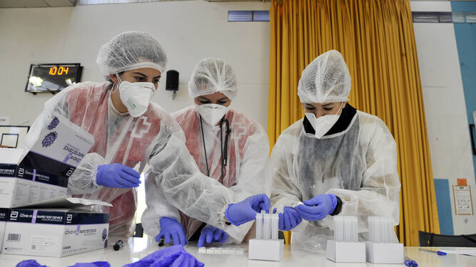 Un grupo de sanitarias organizando las muestras para detectar el Covid en un cribado.
