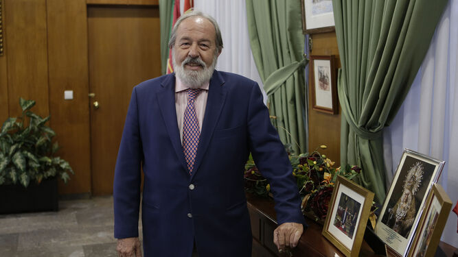 El presidente del Colegio de Médicos de Sevilla, Alfonso Carmona, en la sede del organismo.