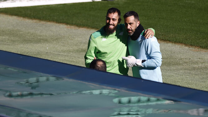 Borja Iglesias y Claudio Bravo, ayer en un momento de distensión en el entrenamiento.