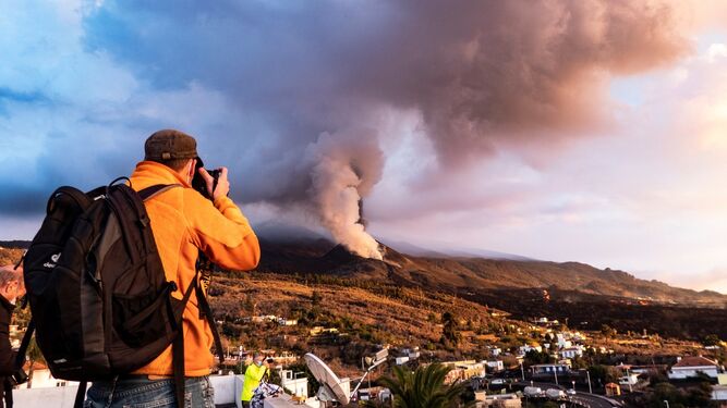 Un hombre fotografía el volcán de Cumbre Vieja, en La Palma.