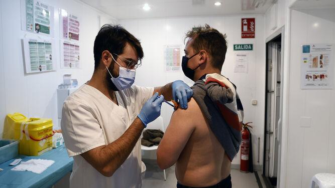 Un hombre recibe la vacuna del Covid