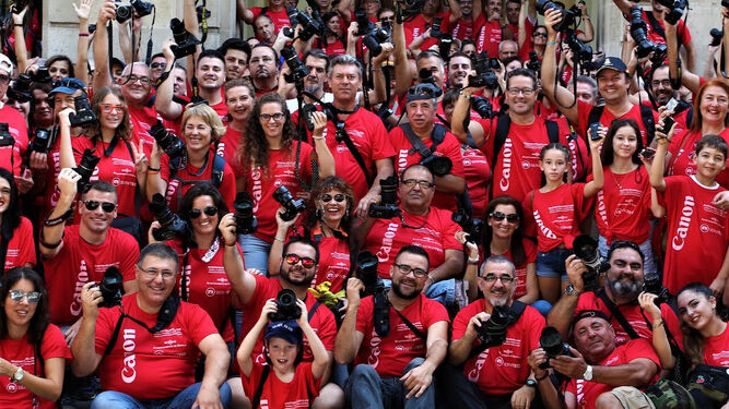 Participantes de una edición pasada de la Gymkhana Fotográfica Solidaria en las calles del centro.