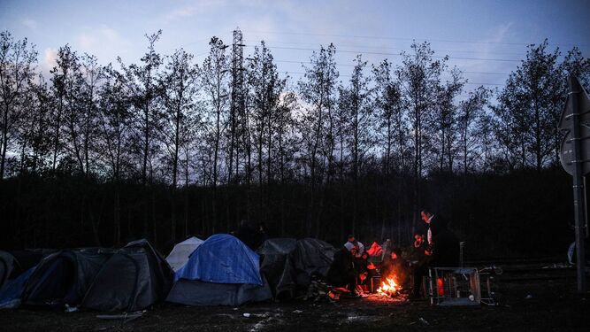 Inmigrantes acampados en Calais esperando para cruzar al Reino Unido.