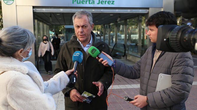 José Luis Sanz, candidato del PP a la Alcaldía, en la rueda de prensa que dio junto a una parada de Metro.