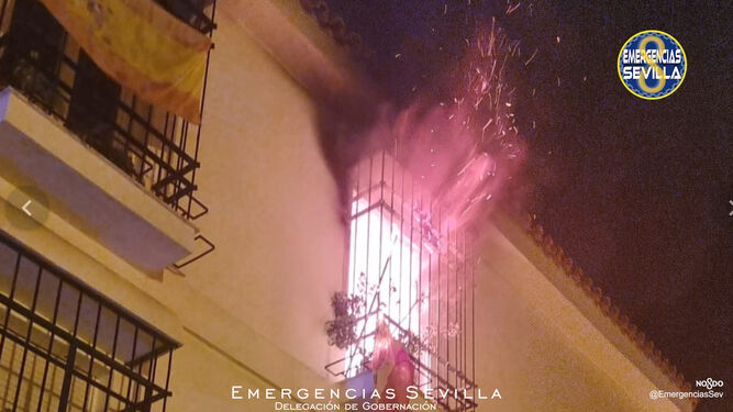 Tres personas sufren heridas en el incendio de su vivienda en Sevilla
