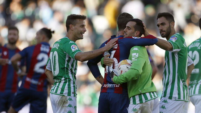 Juanmi es felicitado por Soldado por sus tres goles en compañía de Canales y Víctor Ruiz.