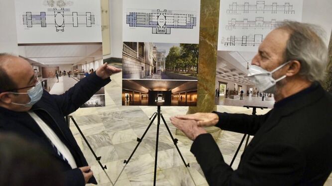 El ministro Iceta recibe las explicaciones del proyecto de la mano de su arquitecto, Guillermo Vázquez Consuegra.