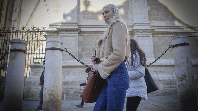 Una joven pasea por el entorno de la Catedral.