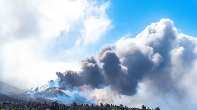 Nube de ceniza y humo que sale del volcán de La Palma