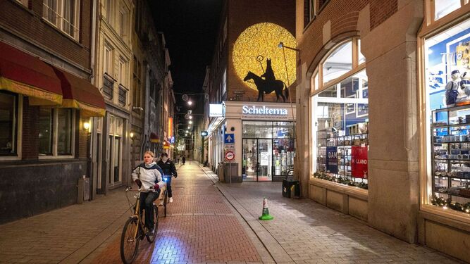 Una calle de Ámsterdam con los comercios cerrados