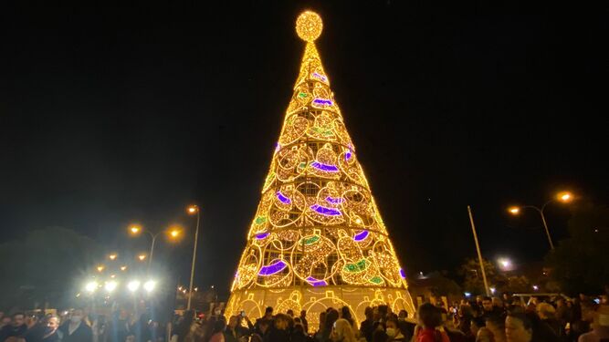 Árbol de Navidad iluminado en el Polígono Sur