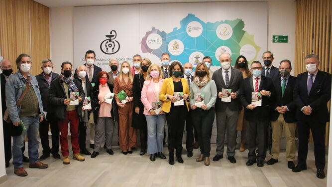 Foto de familia de representantes de las asociaciones que han participado en la elaboración de la guía.