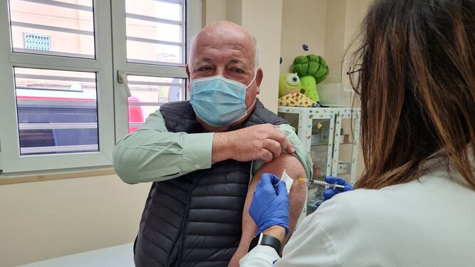 El consejero de Salud y Familias, Jesús Aguirre, recibiendo la tercera dosis de la vacuna contra el Covid-19, ayer en Granada.