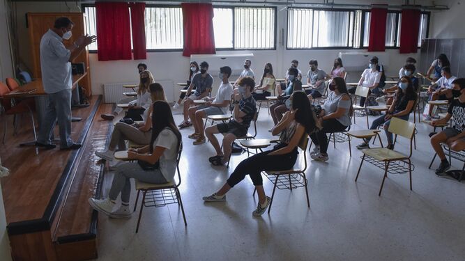 Un profesor imparte clases en un aula de Bachillerato.