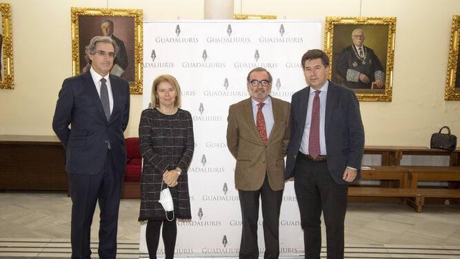 Fernando Gomá, Elisa de la Nuez, Óscar Cisneros y Eduardo Osborne, en el colegio de Abogados de Sevilla.