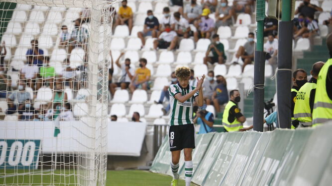 Simo aplaude a la afición del Córdoba en un partido de esta temporada.