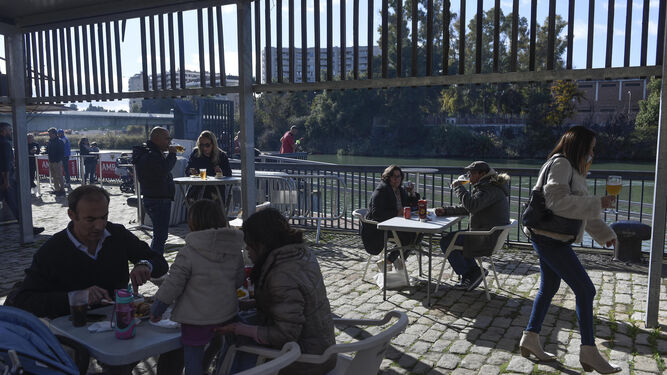 Gente en las terrazas del Muelle de las Delicias.