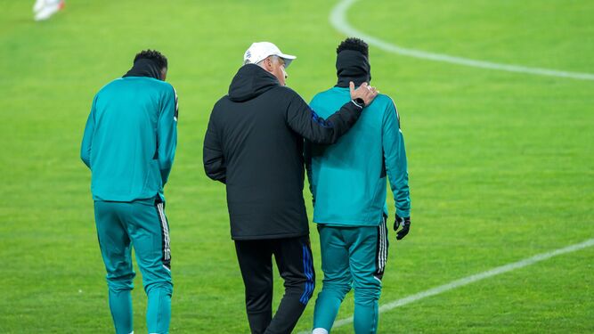 El entrenador del Real Madrid, Carlo Ancelotti, con dos de sus jugadores en un entrenamiento.