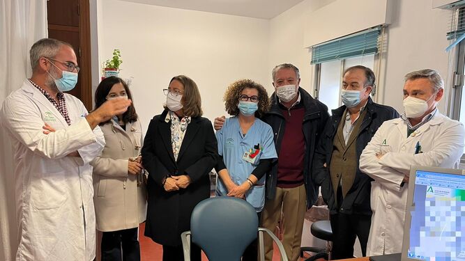 La delegada territorial de Salud y Familias, Regina Serrano, durante la visita al Centro de ITS en Sevilla.
