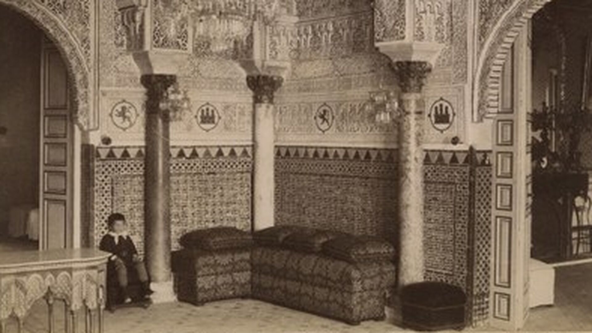 Sala de Audiencias o sal&oacute;n de Do&ntilde;a Mar&iacute;a de Padilla en el piso alto del palacio del rey don Pedro (880-1905).