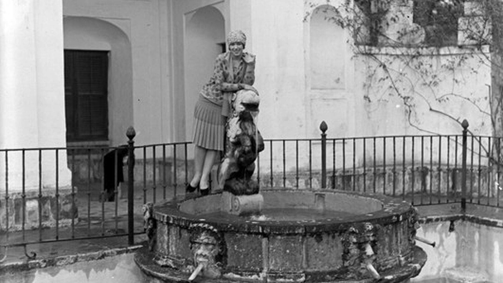 Visita de la bailarina cl&aacute;sica norteamericana Doris Niles a Sevilla. En la foto posa en una fuente del Alc&aacute;zar.