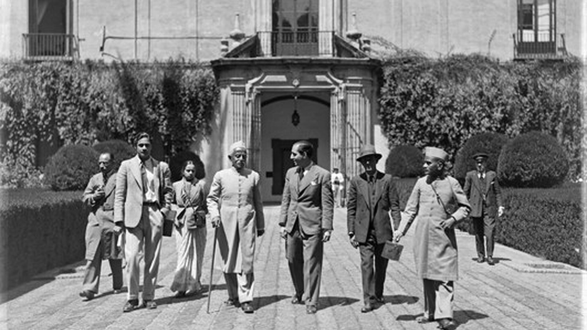 Visita al Alc&aacute;zar del raj&aacute; indio Apapam-de-Aundh junto a su familia en 1936.