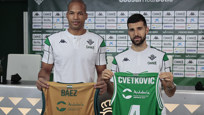 Báez y Cvetkovic posan con sus camisetas en la presentación.